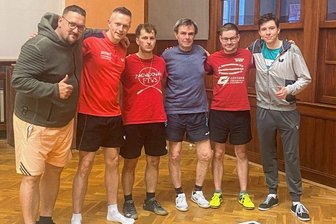 Gornsdorfer starten Mission Wiederaufstieg - Altmeister Dieter Stöckel (3. v. r.) ist der Spiritus Rector des TSV. Stefan Meiner, Chris Lasch, Petr Dvorak, Ivo Wunderlich und Alister Seltmann (v. l.) sowie Ales Hanl (fehlt) sollen den Aufstieg schaffen.