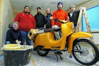 Gornsdorfer Verein gibt Gas: Oldtimertreffen erlebt am Samstag Premiere - Der  Gornsdorfer  Verein zum Erhalt historischer Zweiradtechnik um Sven Stettin  (rechts) lädt  am  Samstag ein zum Oldtimer-Treffen. 