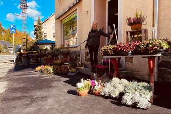 Gornsdorferin schöpft neue Hoffnung nach der Schlammflut - Claudia Böttcher vor ihrem Blumenladen. Es scheint so, als ob es nie eine Katastrophe gegeben hätte. 