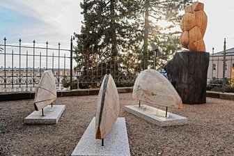 Goseler Künstlerin zeigt "Walgesänge" aus Eiche - Vier Holzskulpturen von Susann Schade werden vor der "Kleinen Galerie" in Hohenstein-Ernstthal gezeigt.