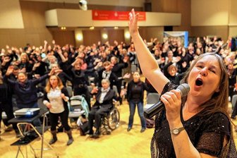 Gospel-Impulstag in Glauchau: Die Musik geht direkt ins Herz - Beim Chorimpulstag in der Sachsenlandhalle Glauchau brachte Carmen Wutzler rund 150 Sangeslustige in Schwung.