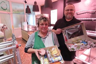 Gospersgrüner investieren in modernes Fleischereigeschäft - Fleischermeister Olaf Uhlig und Verkäuferin Antje Zimmermann freuen sich, wieder alle Produkte anbieten zu können.