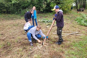 Gottesacker in Claußnitz blüht auf: Warum alter Friedhof Teil der Klimaschule wird - Die Klasse 8d des Burgstädter Gymnasiums legt unterhalb der Kirche von Claußnitz eine Totholzhecke an.
