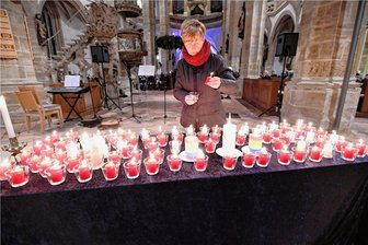 Gottesdienst in Freiberg erinnert an verstorbene Kinder - Mitorganisatorin Cornelia Brosowski entzündete Kerzen für die verstorbenen Kinder.