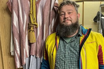 Gottesdienst mit Bart-Erlass: Zschorlauer sind in neue Passionsspielsaison gestartet - Michael Dehnel, der Vorsitzende des Passionsspielvereins Zschorlau, neben seinem Kostüm, das des Kaifas.