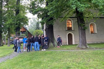 Gottesdienst nach Dreifachmord in Tirpersdorf: „Umgang mit der furchtbaren Tragödie finden“ - Nach der Andacht Montagabend standen die Menschen im Park von Tirpersdorf noch lange zusammen.