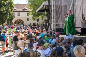 Gottesdienst unter freiem Himmel im Klosterhof Wechselburg - Die Kinderwallfahrt des Bistums Dresden-Meißen endete am Mittwoch vor der Basilika des Klosters Wechselburg.