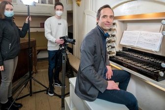 Gottesdienst wird im TV ausgestrahlt - Die ersten Aufnahmen entstanden in der Wehrkirche Großrückerswalde. Kristin Ittershagen und Danny Obst vom Mittelerzgebirgsfernsehen filmten dabei auch Organist Bastian Guthke. 