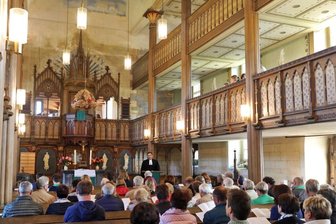 Gotteshaus bekommt lange fehlendes Stück zurück - Mit dem Festgottesdienst wurde die Sanierung des Kirchturms der Allerheiligenkirche abgeschlossen. Etwa 60 Gäste lauschten den Worten von Pfarrer Sören Lange.