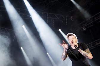 Gottverdammtes Flutlicht - Rapper Casper im Konzert
