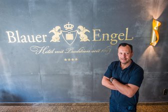 Gourmet-Führer „Gault & Millau“ zeichnet Restaurant im Erzgebirge aus: Sieben gute Nachrichten aus der Region - Benjamin Unger, Geschäftsführer des Hotels Blauer Engel in Aue, hat es mit dem Restaurant „St. Andreas“ in den Gourmetführer „Gault & Millau“ geschafft.