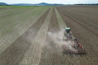 GPS-Technik aus vier Traktoren in Wildenfels gestohlen: Polizei beziffert Schaden auf rund 73.000 Euro - Diebe haben die GPS-Technik aus vier Traktoren entwendet.