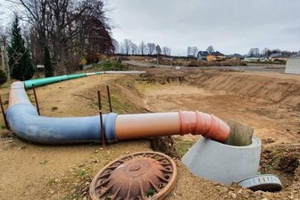 Größe von Regenrückhaltebecken angepasst - Noch ist das Regenrückhaltebecken nicht ganz fertig, doch schon bald soll es in Börnichen für mehr Sicherheit bei Starkregen sorgen.