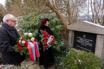 Grab der jüdischen Frauen als Erinnerungsort - Treuens Bürgermeisterin Andrea Jedzig und ihre Lengenfelder Amtskollege Volker Bachmann legten am Donnerstag am Grab der jüdischen Frauen auf dem Friedhof Treuen Blumen nieder.Foto: David Rötzschke