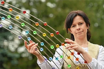 Grabanlage für Sternenkinder in Topfseifersdorf: Ein Regenbogen mit bunten Perlen - Annett Thalheim, die eine Steinmetzwerkstatt in Seelitz führt, hat ein Modell der Grabanlage gestaltet. Zentrales Element ist der Regenbogen. 