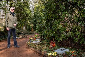 Grabpflege leicht gemacht: Warum diese Bestattungsarten in Mittelsachsen im Trend liegen - Efeuumrankt und mit Stein: Friedhofsverwalter Thomas Ulbricht zeigt, wie eine naturnahe Baumbestattung in Mittweida aussieht.