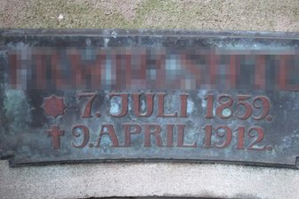 Grabplatte von historischem Grab in Chemnitz geklaut - Metalldiebe klauen Grabtafel aus Kupfer auf Friedhof in Chemnitz.