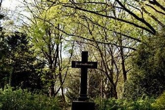 Grabschändungen: Buntmetalldiebe beschädigen vier Grabsteine auf Friedhof - 