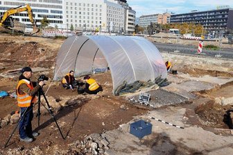 Grabungen in der Chemnitzer Innenstadt: Einblicke in das Leben vor der Bombennacht - Zu den Mitarbeitern der Grabungen auf dem ehemaligen Parkplatz an der Johanniskirche in der Chemnitzer City gehören auch Geschichts-Studenten der TU Chemnitz. Sie und ihre Kollegen legen derzeit Keller von Gründerzeithäusern frei.