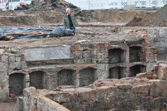 Grabungen: Überreste des Gasthauses "Zum Goldenen Anker" in der Chemnitzer City gefunden - Überreste des ehemaligen Gasthauses "Zum Goldenen Anker" sind bei Grabungen unter dem ehemaligen Parkplatz an der Johanniskirche in der Chemnitzer Innenstadt gefunden worden