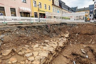 Grabungstechnikerin berichtet: Was unter den Fleischbänken in Zschopau noch zum Vorschein kam - Unter den Grundmauern der Fleischbänke kommt rechts ein Hohlraum zum Vorschein.