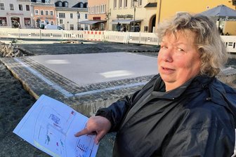 Grabungstechnikerin packt ihre Schätze aus: Was unter dem Markt in Zschopau gefunden wurde - Cornelia Schnabel mit einer Lageskizze zu den Fundstellen auf dem Zschopauer Neumarkt.