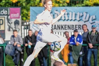 Gradmesser aus dem Erzgebirge zu Gast - Moritz Wickleder (h.), hier gegen Großwaltersdorf, soll am Sonntag seine ersten Einsatzminuten bekommen.