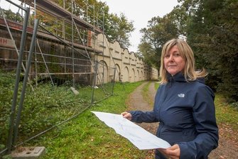 Gräber an Friedhofsmauer in schlechtem Zustand: Tauziehen um Zuständigkeit in Plauen - Hochbauingenieurin Jana Sachse von der städtischen Gebäude- und Anlagenverwaltung vor dem Mauerteil, das aktuell von Mitarbeitern der Bergener Firma Dally saniert wird. Den Mauerteil rechts daneben hat die Kirchgemeinde bereits neu verputzen lassen. 
