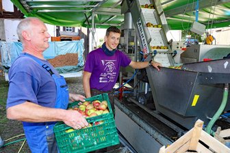 Gräfenmühle Neukirchen: Mobile Mosterei presst Obst zu Saft - Mitarbeiter der mobilen Mosterei aus Mildenau sind Samstag in der Gräfenmühle.