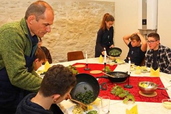 Gräfenmühle wird zur Kochschule - Schulleiter Ingo Weidhaas teilt den sanierten Räumen in der Gräfenmühle ein gemeinsam gekochtes Essen aus. 