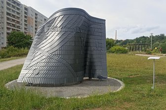 Graffiti an Purple-Path-Skulptur in Zwickau verschwunden - Das Purple-Path-Kunstwerk in Zwickau ist wieder sauber, aber immer noch kaputt.