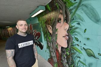 Graffiti-Elfe in Zwickauer Tunnel als „Meisterwerk“ bejubelt: Das ist der Mann hinter dem Bild - Der Zwickauer Thoralf Mader hat ein viel gelobtes Graffito im Fußgängertunnel unter der Humboldtstraße gestaltet.