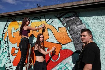Graffiti, Flohmarkt, Zirkus und Co - Garagenhoffest in Ehrenfriedersdorf - Abby Meyer, Maja Schaarschmidt und Elias Werner machen ihre Stadt bunter.