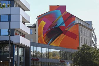 Graffiti für die Kulturhauptstadt: Erster Hingucker am Johannisplatz ist fertig - Pure Energie: Das erste Fassadenbild der „Hallenkunst“ am Chemnitzer Johannisplatz ist fertig. Am Donnerstag wurde es offiziell übergeben. Einen Titel hat das Bild noch nicht, die Künstlerin will aber noch einen nachreichen.