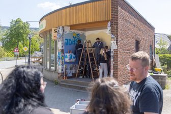 Graffiti fürs Dorfjubiläum im Erzgebirge: Oberschüler sprühen Bushaltestelle bunt - 