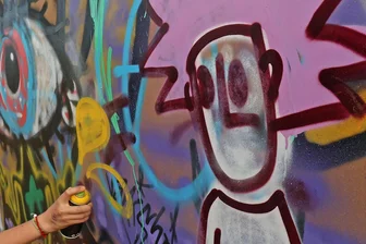 Graffiti ganz legal? – Na klar! Im Jugendclub „El zwo“ - Im „El zwo“ soll kommende Woche eine mobile Graffitiwand gebaut werden.