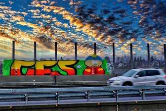 Graffiti hoch oben an der A 72 bei Wilkau-Haßlau: Wie machen die das nur? - Kaum stand die Lärmschutzwand, schon war sie bunt.