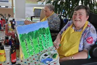 Graffiti im Pflegeheim: Profi sprüht mit Seniorinnen - Margit Müller zeichnete bei dem Workshop ein Landschaftsmotiv.