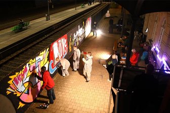 Graffiti in der Nacht am Bahnhof: In Frankenberg ist das legal - Zur “Nacht der Jugendkulturen” am Jugendclub “Am Bahnhof” in Frankenberg sind neue Graffiti entstanden.
