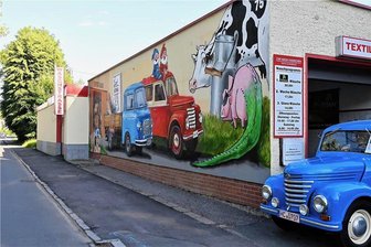 Graffiti in Hainichen: Warum das Schwein den Schwanz eines Krokodils hat - Das Graffiti an der Autowaschanlage an der Mittweidaer Straße 75 in Hainichen. Zur Präsentation stand sogar ein echter Framo davor. Aber warum hat das Schwein hier einen Kroko-Schwanz?