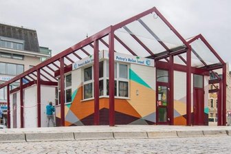 Graffiti-Künstler haben Häuschen auf dem Auer Postplatz schön gemacht -
