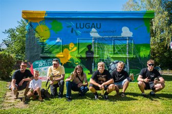 Graffiti-Kunst: Jugendliche machen Plattenbaugebiet im Erzgebirge bunter - Graffitikünstler Benjamin Knoblauch alias Garlix, Lenny Knoblauch, Streetworker Holger Junghans alias Fritz, Anton Steinbach, Enrico Eulenstein, Dean Seidenglanz und Kevin Fischer (v. l.) vor dem neu gestalteten Hausmeisterhäuschen.