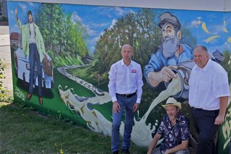 Graffiti-Kunstwerk von „Tasso“ erinnert an historische Straßenbezeichnung: Was es mit der „Buttermilch“ zwischen Ponitz und Meerane auf sich hat - Die Bürgermeister Jörg Schmeißer (links) und Marcel Greunke (rechts) mit Jens Müller alias „Tasso“ vor dem Buttermilch-Wandbild.