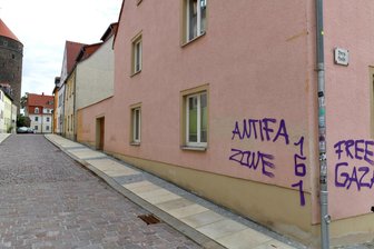 Graffiti nach Wahlnacht in Freiberg: Polizei sucht Zeugen - Schmierereien an Häusern an der Pfarrgasse in Freiberg: Wer hat etwas gesehen?
