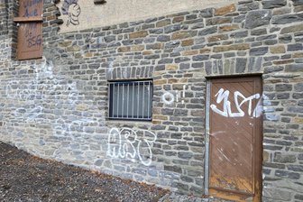 Graffiti-Parolen an der Waldbühne sorgen in Augustusburg für Ärger - Graffiti-Sprayer haben sich an der Waldbühne in Augustusburg ausgetobt.