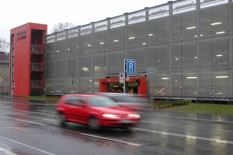 Graffiti-Projekt gegen graue Parkhaus-Wände in Freiberg wird verschoben - Die Graffiti-Aktion am Tivoli-Parkhaus in Freiberg wurde wegen des Wetters verschoben.
