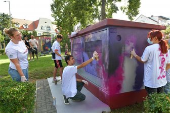 Graffiti-Projekt in Freiberg läuft weiter:Trafohäuschen gleicht jetzt einem Bücherregal - Josephine Nordheim, Lehrerin für Kunst an der Winklerschule (vorn), mit den Achtklässlern Chailie und Mohammad.