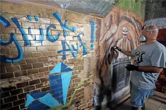 Graffiti-Projekt in Freiberg: Wie der Silbertunnel immer bunter wird - Nico „Cebu“ Roth gestaltet das bergmännische Motiv am Eingang des Silbertunnels von der Alekto-Seite her.