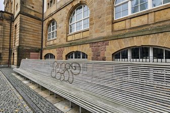 Graffiti-Sprayer verursachen in Chemnitz mehrere Tausend Euro Schaden - Unbekannte haben unter anderem am Theaterplatz in Chemnitz Graffiti gesprüht. Die Polizei ermittelt.