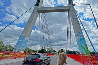 Graffiti statt Schmierereien an Schlunziger Brücke - Am Betonpylon der Schlunziger Brücke wurden jetzt Graffiti aufgebracht. Das soll nicht nur als Blickfang dienen. Von dieser Bemalung erhofft man sich auch, dass es Schmierereien, wie sie schon wenige Tage nach der Verkehrsfreigabe der Brücke im vorigen Jahr an dieser zu sehen waren, nicht mehr gibt. "Die Entfernung war jedes Mal mit großem Aufwand verbunden und verursachte meist Kosten im vierstelligen Bereich", sagt der Beigeordneter Carsten Michaelis (CDU). Zu Jahresbeginn sei die Idee geboren worden, mit der künstlerischen Gestaltung den Pylon vor weiteren Besprühungen zu schützen. Aus verschiedenen Entwürfen des Künstlers Maik Detzner, der auch die "Schwibbogen"-Stützwand in Ortmannsdorf gestaltet hat, fiel die Entscheidung auf ein Motiv, das den dörflichen Charakter im Sommer und Herbst widerspiegelt. Kosten: circa 5000 Euro.ja 